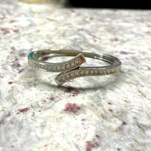 Bracelet perfect for any occasion! Easy to open and close. Worn once.